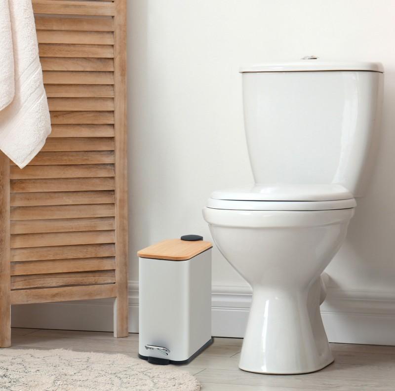 Zestaw Łazienkowy Yoka Home – Biały Mat z Bambusem: Prostokątny Kosz 5L i Stojak na Papier ze Szczotką WC (3w1)